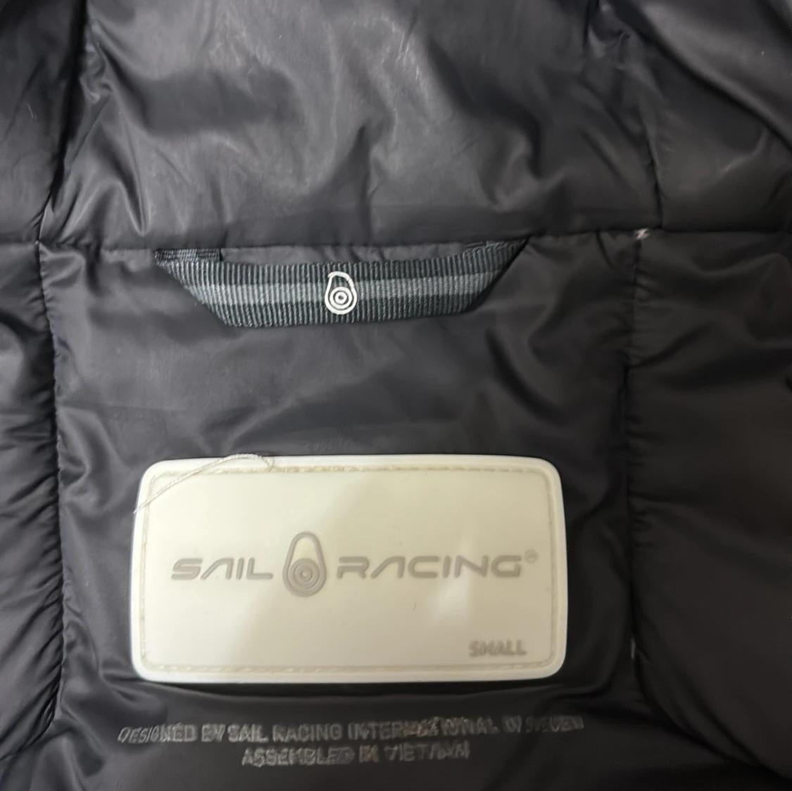 Svart dunjacka från Sail Racing - 2