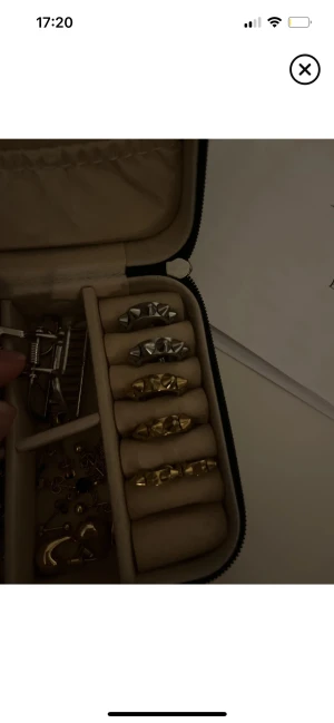 Coola ringar med nitar i guld och silver - Säljer ett set med chunky ringar i både guld och silverfärg, dekorerade med coola nitar. Perfekt för dig som vill sticka ut med en edgy vibe. Ringarna har en rund form och är riktigt statement pieces till din smyckessamling.