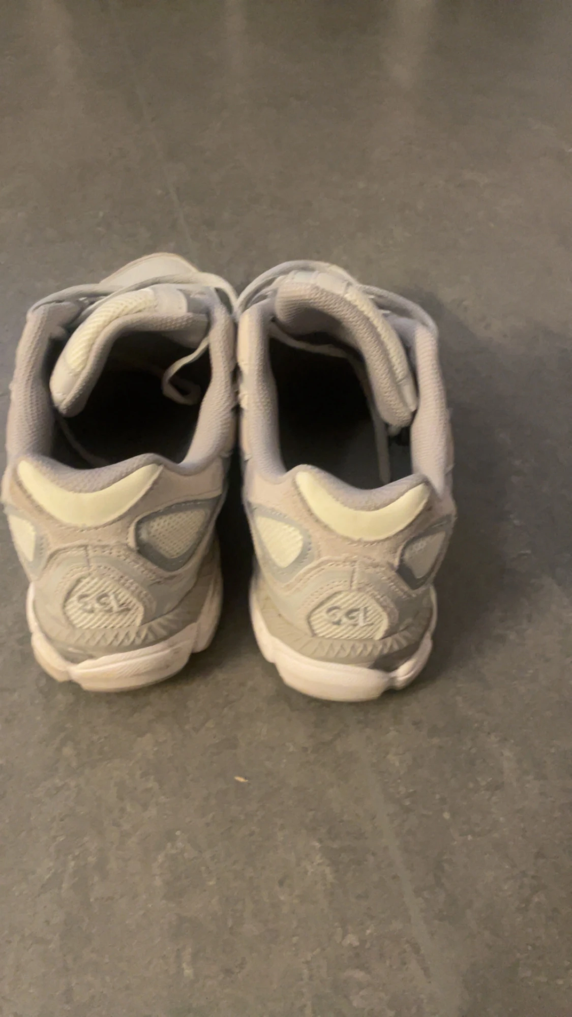 Vita ASICS GEL sneakers med mesh - 1