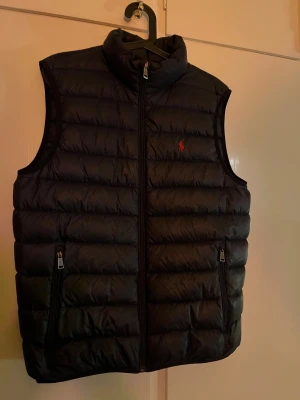 Svart dunväst från Polo Ralph Lauren - Mörkblå Ralph Lauren Polo Väst storlek M använd sparsamt rök o djur fri .