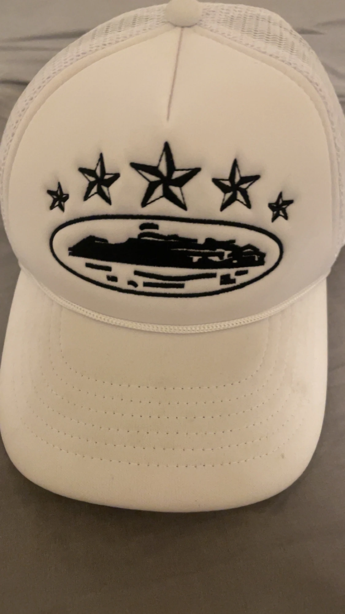 Vit Corteiz truckerkeps med mesh