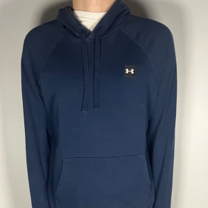 Under Armour hoodie - Säljer en riktigt snygg och trendig Under Armour hoodie i fint skick, storlek M, vid frågor är det bara att köpa //