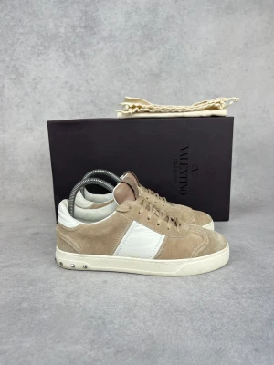 Valentino flycrew sneakers  - – Condition: 9/10 - all spikes are still on  – Color: White & beige  – What is included: Only the sneakers  – Retail price: 7400 + SEK