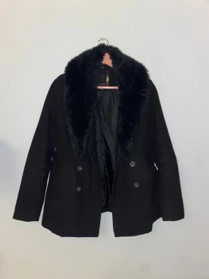 Kappa med fuskpäls - Säljer vidare denna söta kappa med fuskpäls från New Yorker då den inte passar mig längre. Jackan är i fint skick fortfarande! Pälsen är avtagbar.  Storlek XS-S 🌸