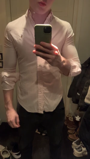 Rosa skjorta Ralph Lauren slim fit - Snygg ljusrosa skjorta från Ralph Lauren i slim fit-modell. Klassisk button-down krage, broderad logga på bröstet och långa ärmar. Inga defekter eller något liknande. Det är bara att skriva vid funderingar.