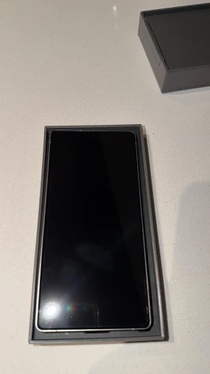 Samsung Galaxy S25 Ultra - Samsung Galaxy S25 Ultra 512 GB – Helt ny  Samsung Galaxy S25 Ultra 512 GB säljes i helt nytt skick. Endast kartongen öppnad, telefonen är aldrig använd. Senaste flaggskeppsmodellen från Samsung med maximal prestanda och stort lagringsutrymme.  Ingår: 	•	Originalkartong 	•	USB-C laddkabel 	•	Helt ny, oanvänd telefon  Specifikationer: 	•	512 GB lagring 	•	Avancerat kamerasystem 	•	Stor och högupplöst skärm 	•	Extremt kraftfull prestanda 	•	Premium design  Perfekt för dig som vill ha Samsungs nyas