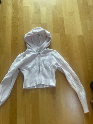 tröja från gina tricot  - söt ljusrosa zip up från gina tricot, används ej längre, pris kan diskuteras 