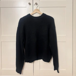 Stickad tröja från H&M - svart stickad tröja från hm. Har använt den fåtal gånger. Den kanske är aningens noppig men absolut inget jag har lagt märke till/tänkt på. Vill man ha fler bilder så skriv till mig privat 💗har man andra frågor eller liknande skriv också privat 💬 annars tryck på köp nu❣️🍒