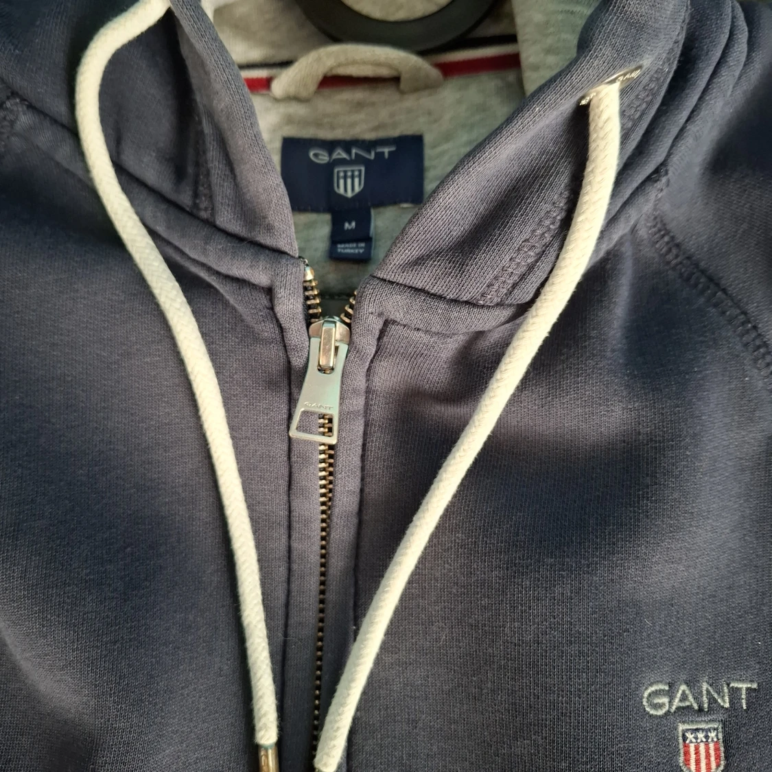 Mörkblå hoodie med dragkedja från GANT - 2