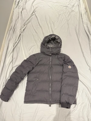 Moncler Montgenevre  - Hej! Säljer nu min riktigt snygga Moncler Montgenevre. Jackan är i storlek 3 (L), och säljs då jag köpt en annan jacka. Mycket snygg och unik färg som passar bra ihop med alla outfits. Hör av er vid minsta lilla fundering!