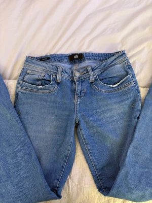 Blå jeans från LTB - Snygga blå jeans från LTB med klassisk femficksdesign och ljus tvätt. De är lågmidjade och bootcut jeans. Super snygga och bekväma. 