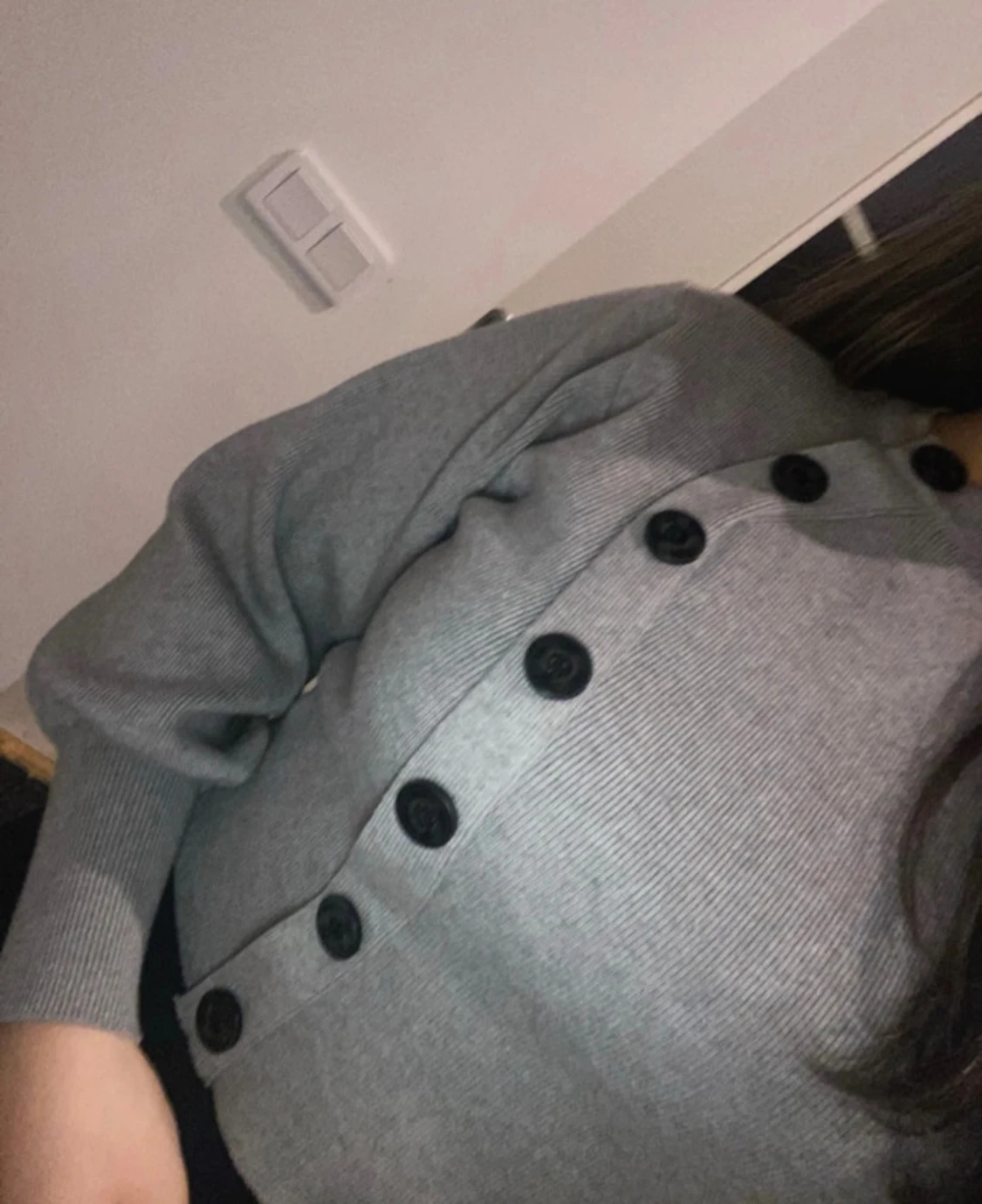Grå tröja med svarta knappar - 3