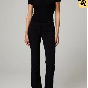 Lågmidjade kostymbyxor från Bik Bok - Lågmidjade kostymbyxor från BikBok i modellen Vera tall. Storlek 36. Dem är oanvända med lappen kvar.