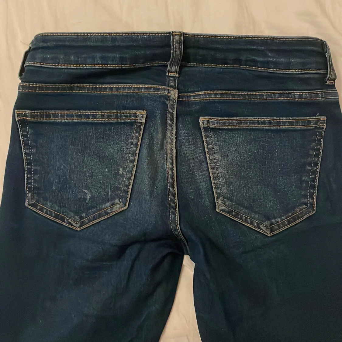 Mörkblå bootcut jeans skit snygga och väldigt bootcut  - 1