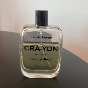 Mantle X Crayon The High Road parfym  - Denna parfym görs inte längre men är mycket god. Mer än hälften av 100 ml kvar. Nypris 1250 kr, säljer för 200 kr.