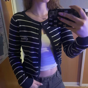 Randig kofta  - En super gullig kofta som aldrig har blivit använd, blå och vit randig! Ny pris 299kr! Från marine classic! Storlek xs.