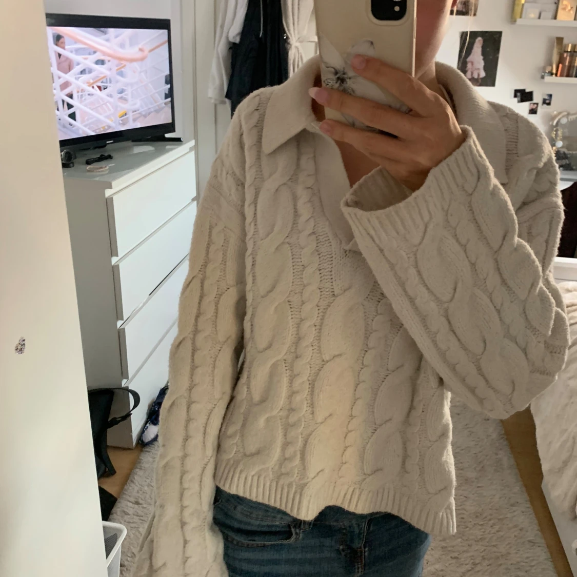 Beige kabelstickad tröja med krage - 1