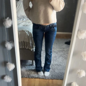 LTB VALERIE JEANS - Säljer mina LTB jeans Valerie i färgen Blue Lapsis Wash. Storlek 26x32 och passar mig som är 170 cm lång. Använda enstakade gånger så är helt i nyskick. Dessa är lågmidjade💞Skicka för fler bilder eller frågor!! Helt slutsålda på hemsidan och köptes för 700kr. Priset diskuteras jättegärna!!