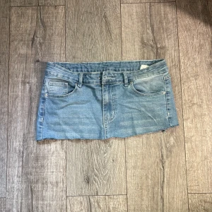 Blå jeanskjol med rå kant - Snygg kort jeanskjol  ljusblå ifrån Shein strl L❣️Var först jeans sen skulle jag klippa de till en kjol och sen blev de inte som jag hade tänkt mig❣️