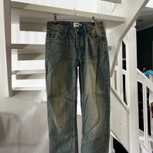 Raka jeans - Raka lågmidjade jeans från lager 157. Stl S. Uppsydda så de passar bra på mig som är 160cm (inget som syns på utsidan, se bild). Aldrig använda