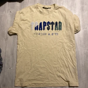 Trapstar tröja  - Beige t-shirt från Trapstar med broderad logga i denna ny kostar 700-800 kr om jag inte har fel och denna ligger ute för 500 kr det är M i storlek men just dessa tröjor är större så de är typ som en large nästan..