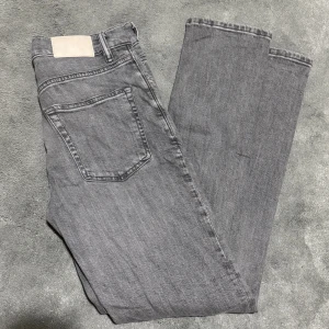 Grå jeans från Zara - Ett par gråa Jeans från Zara som kommer i slimfit/lite rakt. Inget problem i jeansen och allt funkar och ser ut som det ska. Vid frågor så ställ gärna 