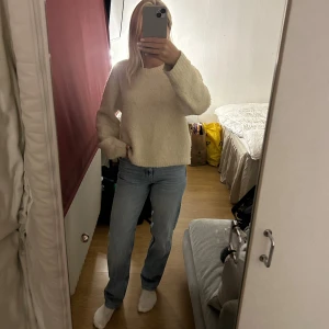 Ljus blå jeans  - Ett par ljusblå snygga jeans från Gina tricot i storlek 34. Dom är raka och högmidjade. Väldigt bekväma och passar att ha på sig året om. Säljer då de inte kommer till användning längre. Nypris 600 kr