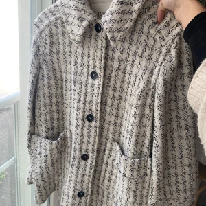 Rodebjer jacka - Rodebjer jacka, storlek small men väldigt oversized. Rodebjer lappen i nacken har lossnat i ena hörnet, men sitter kvar. Fin och mysig jacka överlag. Fick i present så vet inte inköpspris! 