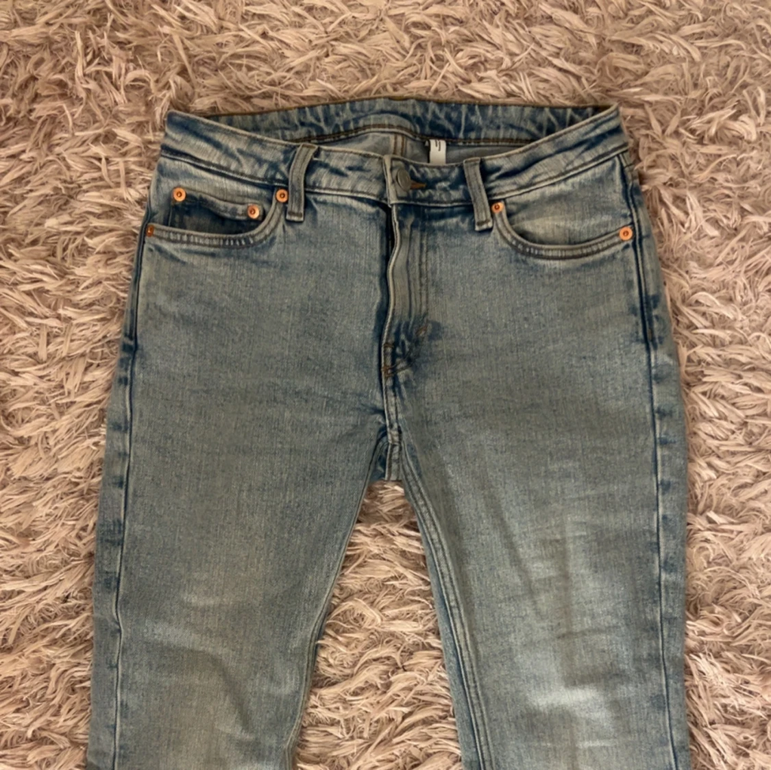 Lågmidjade bootcut jeans från Weekday - 2