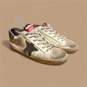 Golden Goose Skor - Säljer dessa sneakers från Golden Goose i beige och grått skinn och mocka. Priset är lågt pga skicket, har lossnat lite i sulan och lite repor, men går att fixa hos skomakare, kontakta mig vid frågor och fler bilder😀