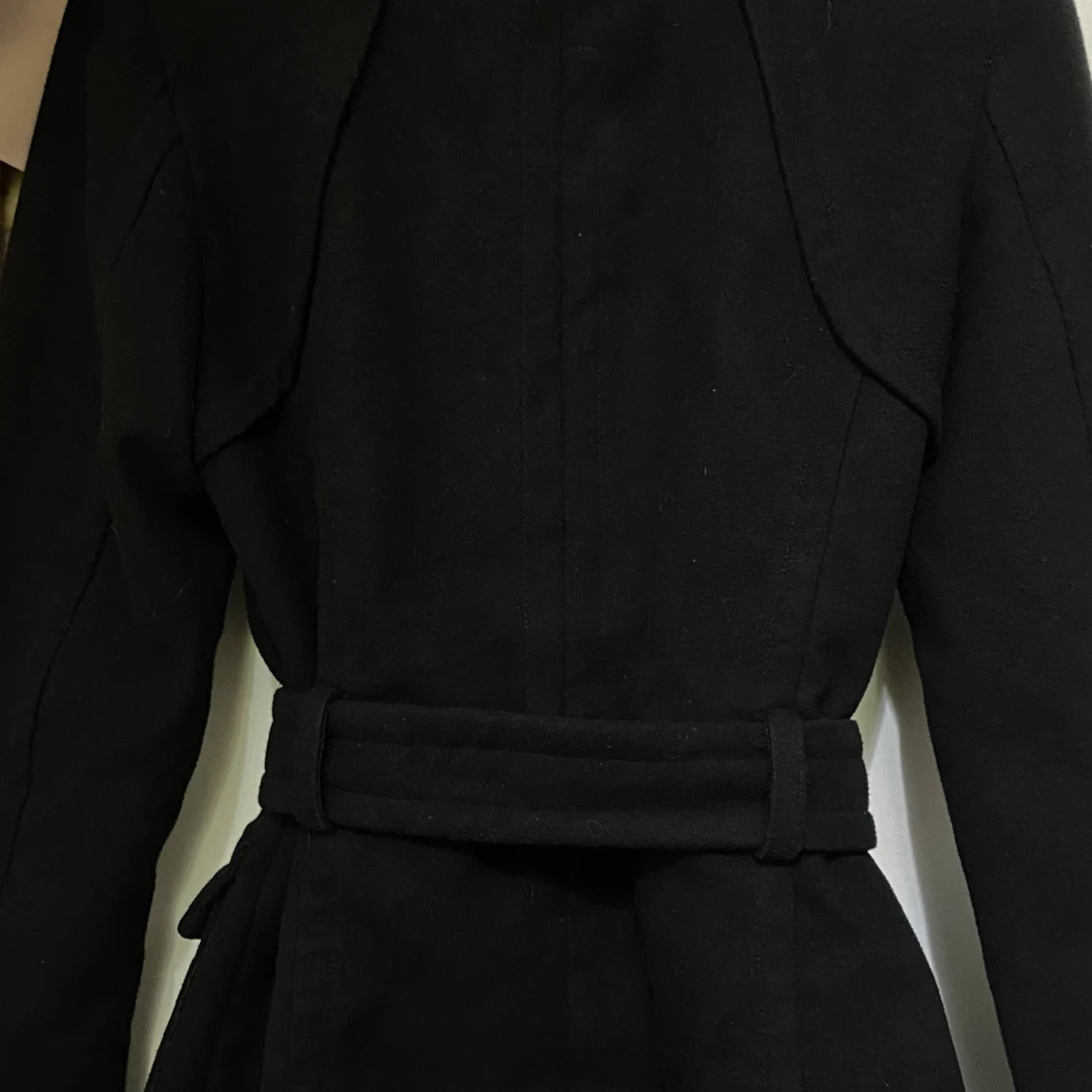 Svart kappa med bälte och dragkedja - 3