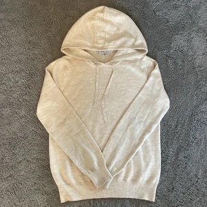 Beige hoodie i merinoull från Ahlquist - Riktigt snygg beige hoodie från Ahlquist Clothing i 100% merinoull. Tröjan är i sjukt bra skick och har inga defekter‼️Köpt för 999 på Ahlquist clothings hemsida. Hör av dig direkt för fler frågor eller bilder! 😁