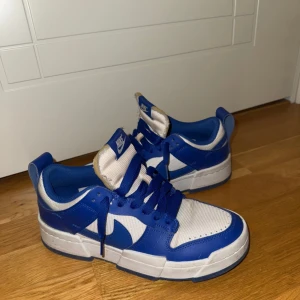 Nike dunk low disrupt Game Royal - Säljer mina nike dunk low disrupt, färg Game Royal i storlek 40 då de inte längre är min stil. Köpta förra året för ca 2500kr och använda bara ett par gånger.  