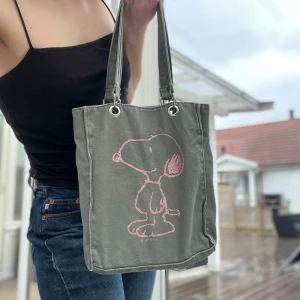 Grå axelväska med Snoopy-tryck - Grön snobbenväska. Snoopy Perfekt i storlek för att bära block eller en dator.