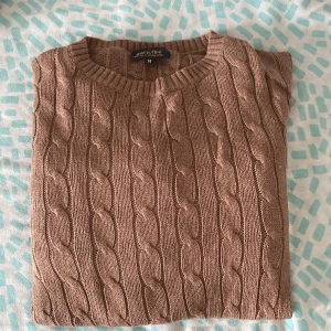 Brun kabelstickad tröja från Batistini - Säljer en schysst kabelstickad brun tröja från Batisini i storlek M men passar även eventuellt S, den är i ett bra  fint skick samt sparsamt använd. Hojta till vid övriga funderingar 👍