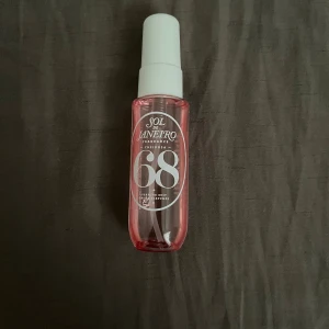 Sol de Janeiro - Säljer då den inte kommer till användning. Det är den rosa (68). Den har halva produkten kvar. Den är 30 ml.