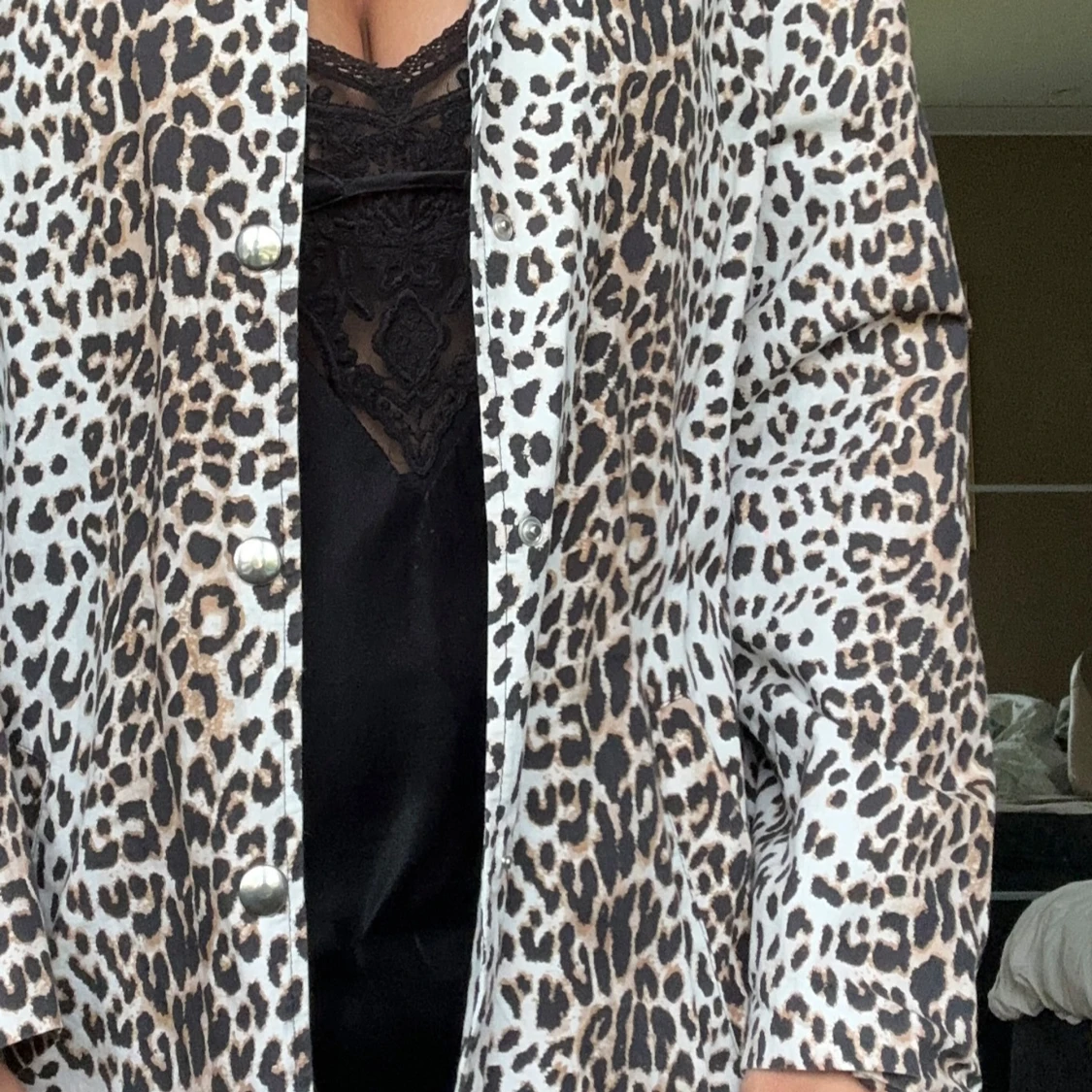 Leopardmönstrad kappa som går att knäppa på och ser ut som en klänning 