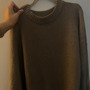 Stickad tröja från Nelly - Stickad tröja från Nelly. Färgen är ljusare i verkligheten. Använd enstaka gngr.