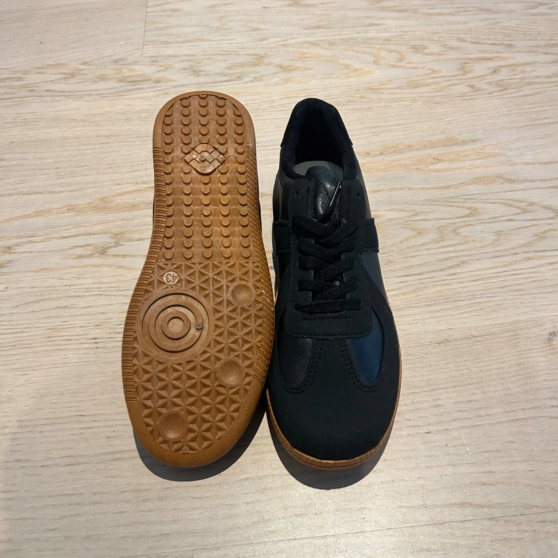 Svarta sneakers med brun sula - 1