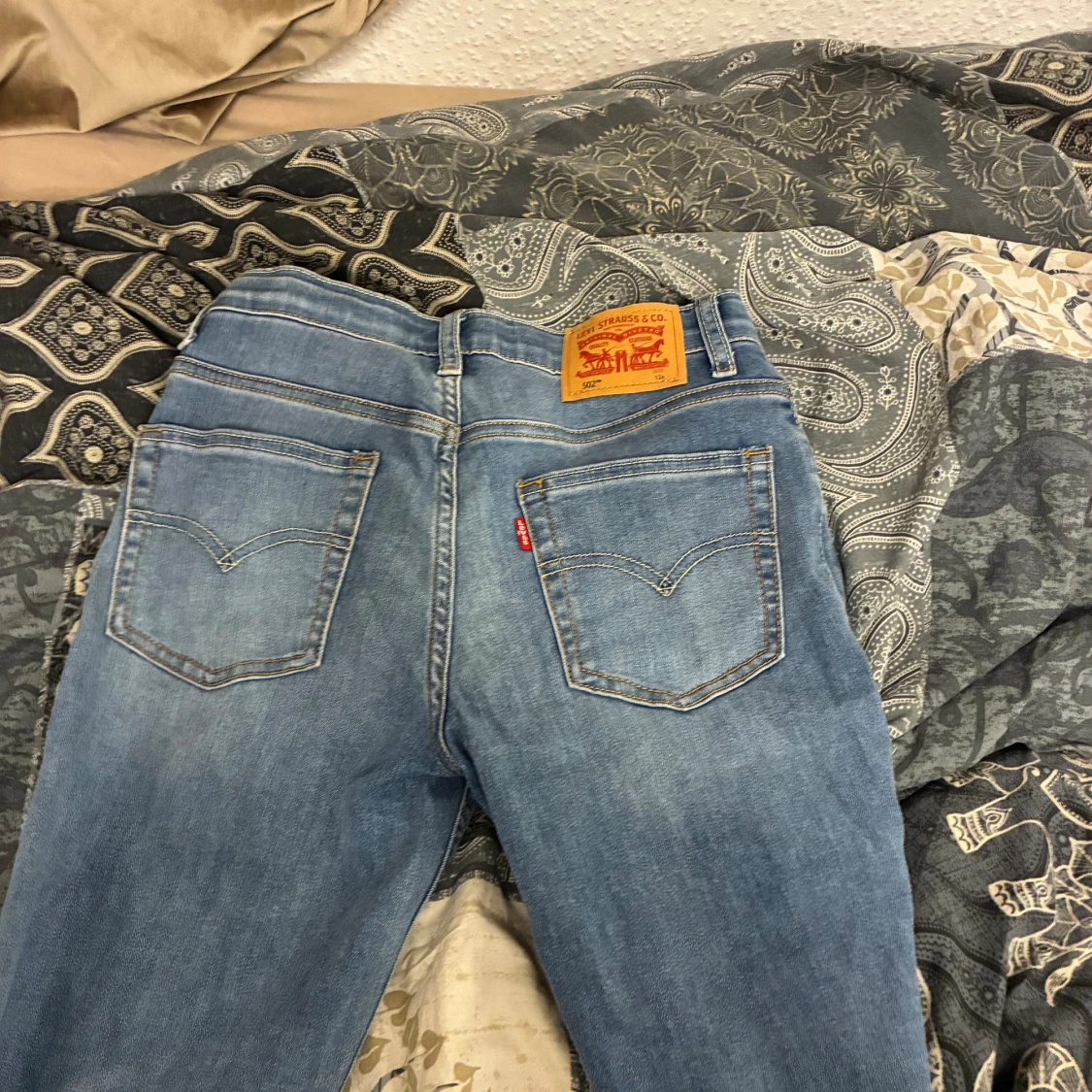 Levi's 512 ljusblå och svarta jeans