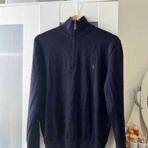 Exklusiv Polo Ralph Lauren half / quarter zip merino ull - Jätte fin half / quarter / 1/4 zip Polo Ralph Lauren Exclusive of decoration 100% merino wool Detta gör att tröjan inte alls är som dem andra, denna är exklusiv OBS! Storlek L på lappen, men betydligt mindre i storleken, därför lägger jag storlek M i annons beskrivningen Mörkblå färg med mörkgrön logga Skicka meddelande vid några funderingar Kolla gärna även in mina andra annonser