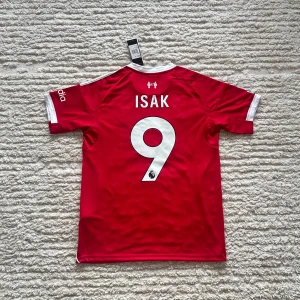 Isak Liverpool hemma tröja 25/26 - Brand new Isak the Great shirt with premier league patch. Completely unused.🫱🏻🫲🏻  The reason these jerseys cost a bit more than the others is because I paid for FedEx express shipping and customs, and I want to give you the chance to get this jersey before anyone else 🤝🏼