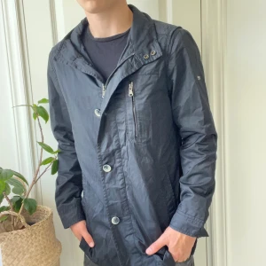 Hugo boss jacka M - Hugo boss jacka M, inga större defekter bara lite använd. Modellen är 180,75 kg. Kom med frågor 🫶