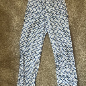 Mönstrade blåvita byxor från Zara XS - Supersnygga byxor från Zara!