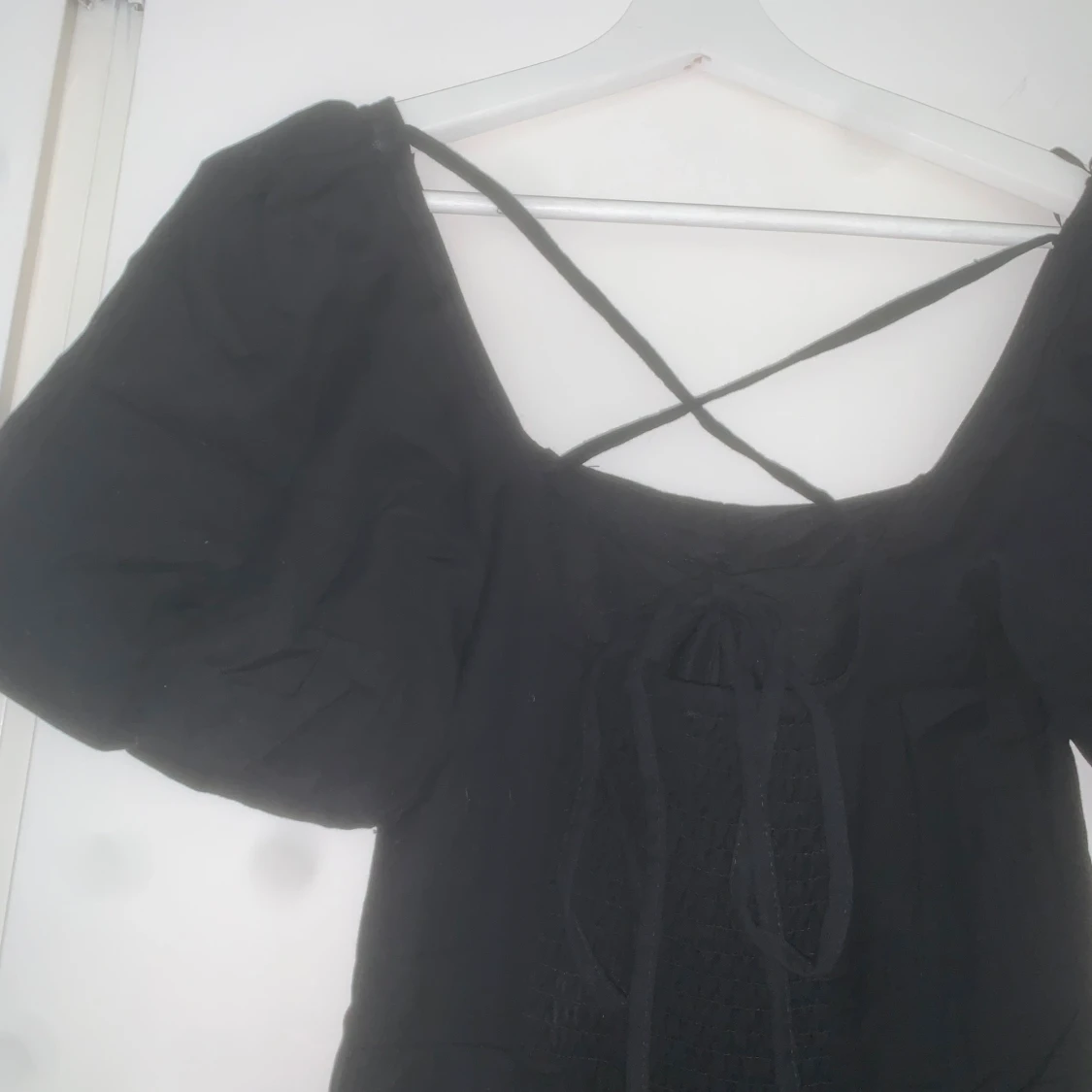 Svart kort klänning med puffärm  - 1