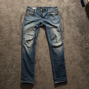 Replay Anbass slim fit jeans blå 29/32 - Blåa Replay anbass jeans i väldigt bra skick. 1500 nypris med storlek 29W 32L