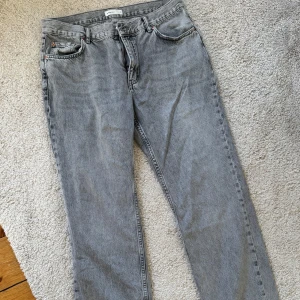 Grå jeans från Perfect Jeans, stl 42 - Snygga grå jeans från Perfect Jeans i klassisk femficksmodell. Jeansen har raka ben, normal passform och är tillverkade i ett mjukt denimtyg. Aldrig använda!