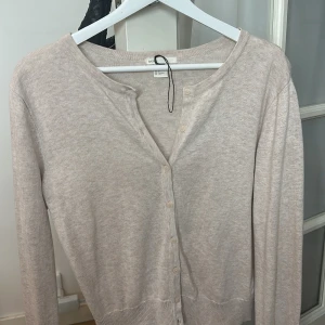 Jätte fin ljusrosa kofta  - Super fin ljusrosa kofta! Jätte bra skick!