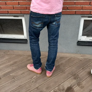 Vintage replay jeans *UNIKA* - Säljer ett par RIKTIGT feta vintage replay jeans! Väldigt unika! Favorit byxor till 100%. Sitter riktigt bra. De är i snygg tvätt och har några snygga slitningar. Hör av dig vid om du har frågor 🙏🫡