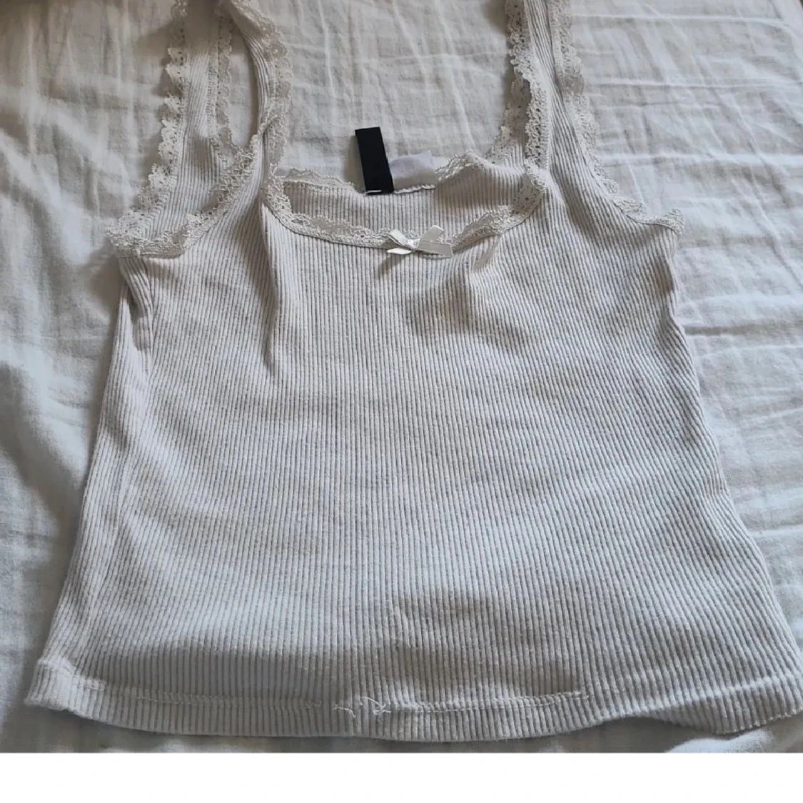 Vit ribbad linnetopp med spets